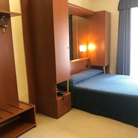 Hotel Aurora Милано Екстериор снимка