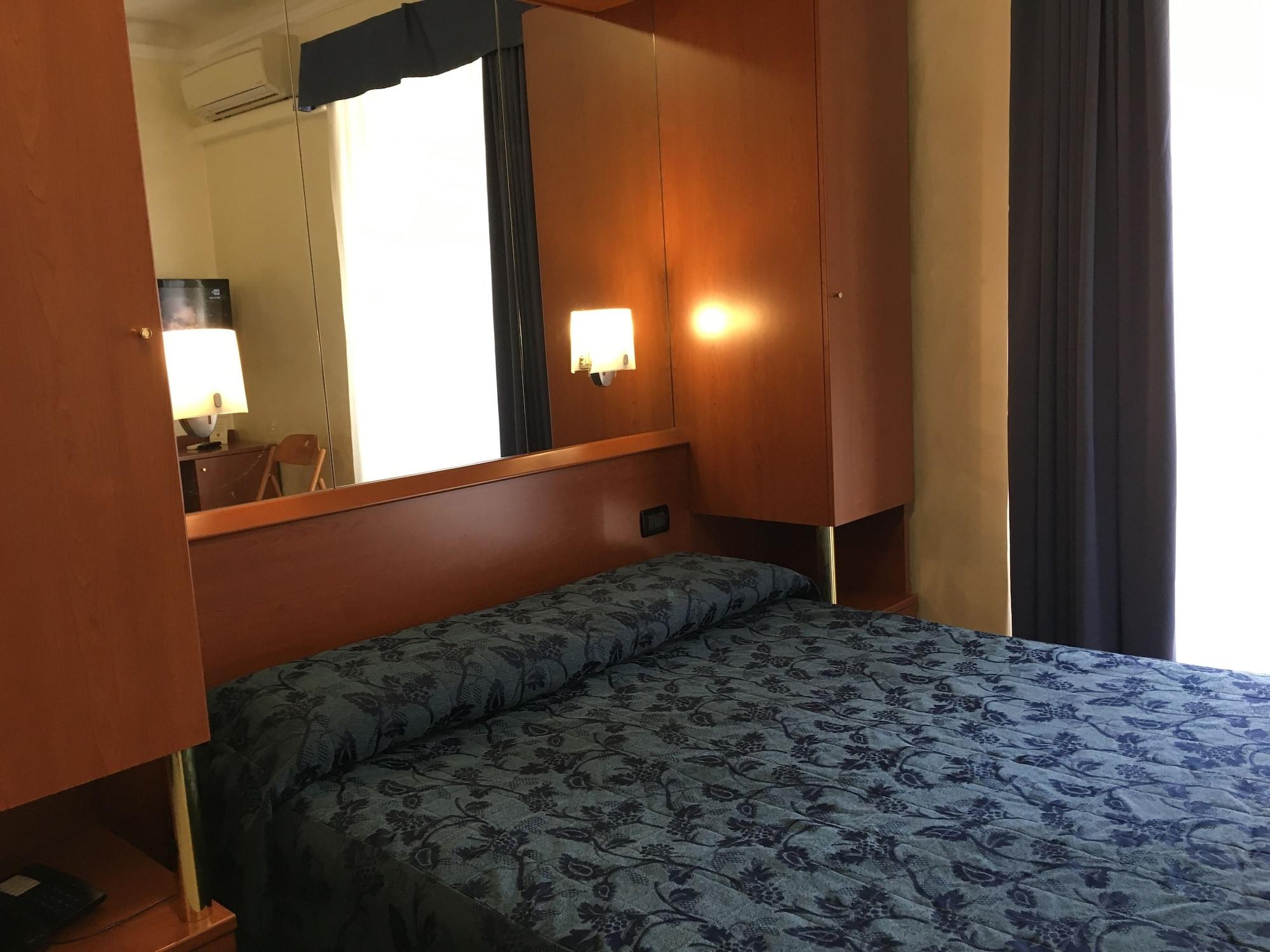 Hotel Aurora Милано Екстериор снимка