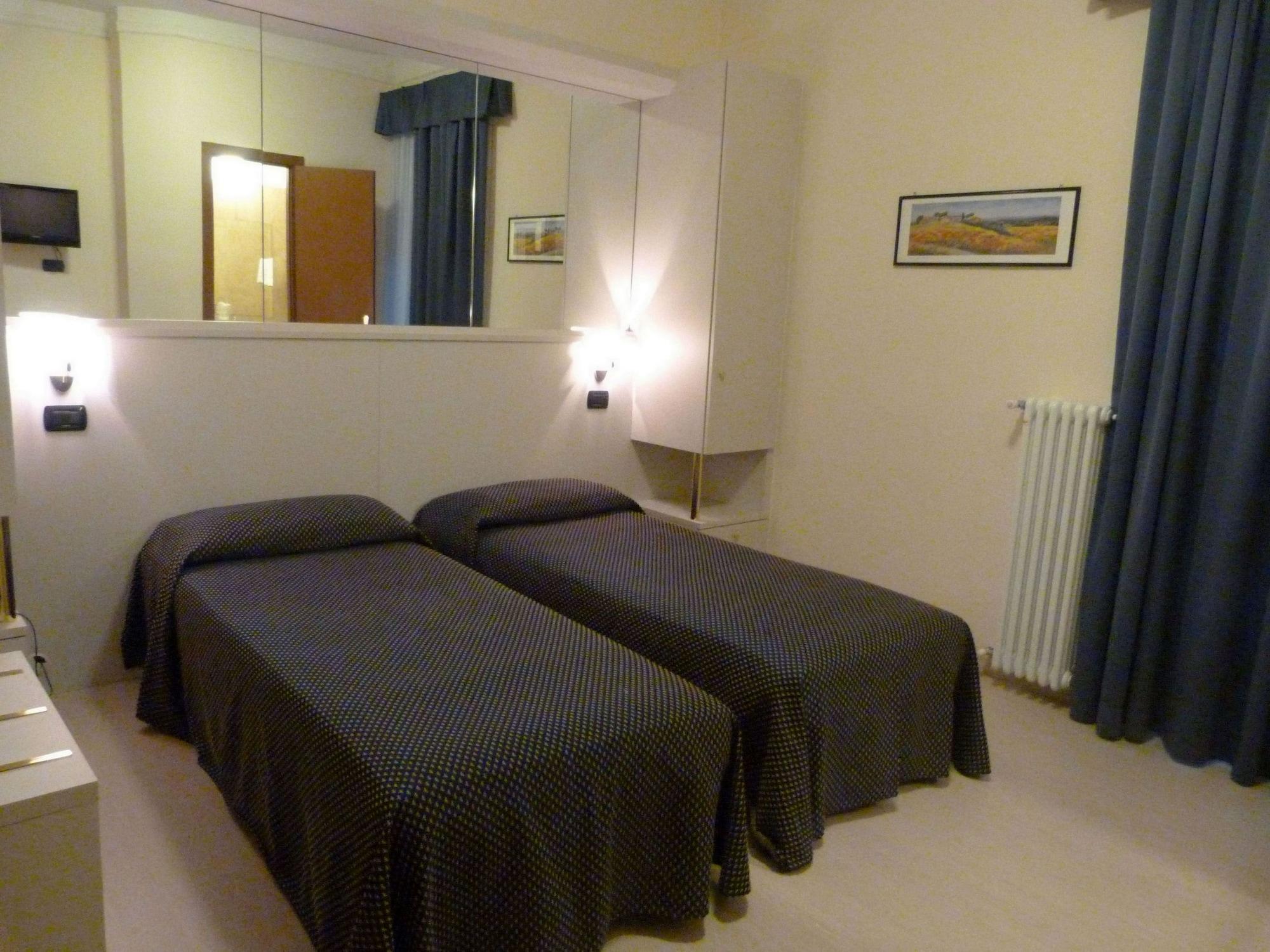 Hotel Aurora Милано Екстериор снимка