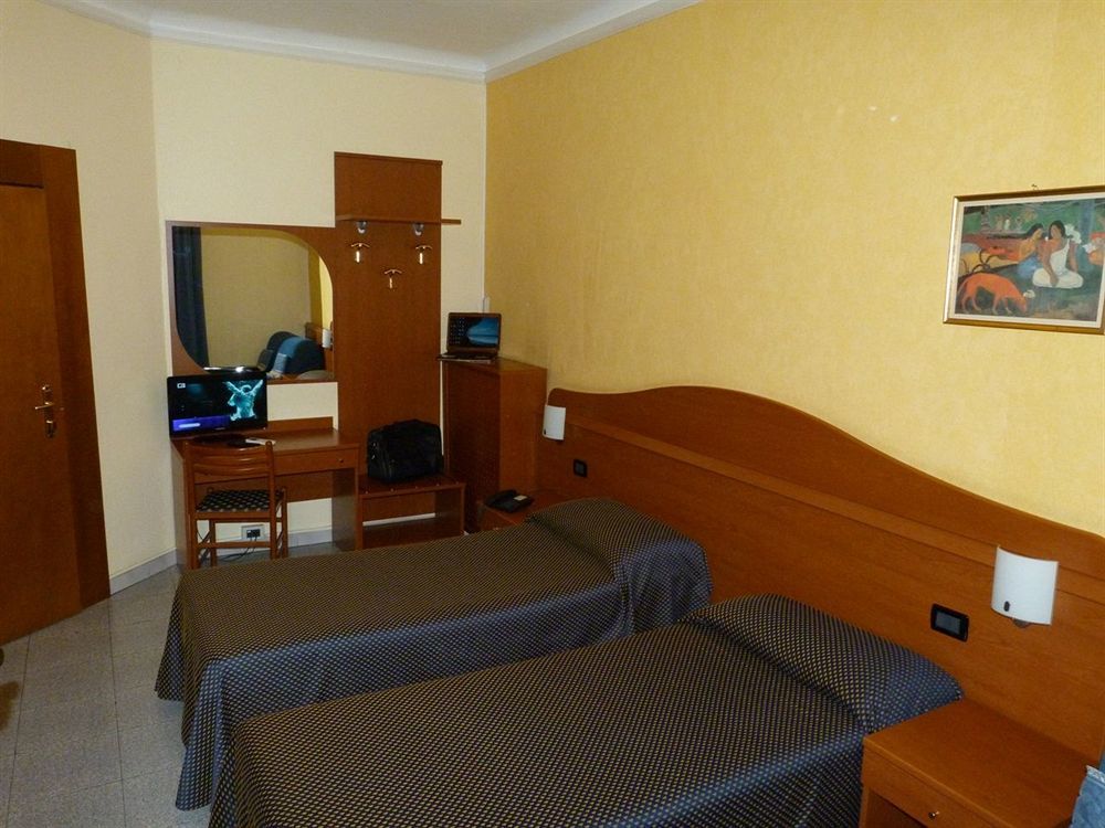 Hotel Aurora Милано Екстериор снимка