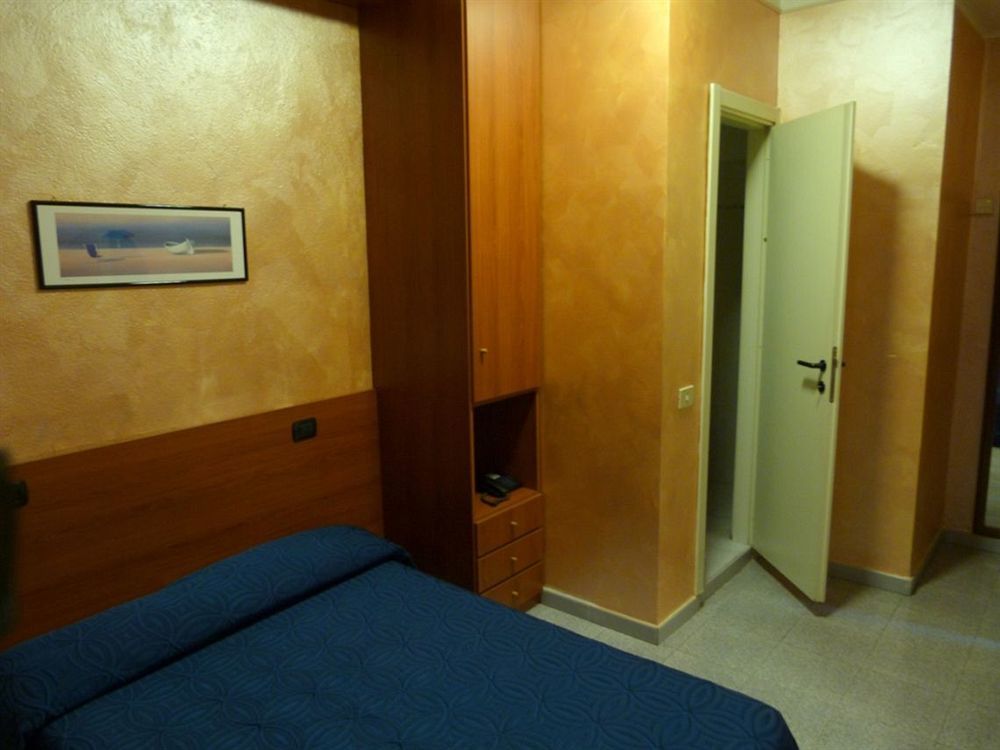 Hotel Aurora Милано Екстериор снимка