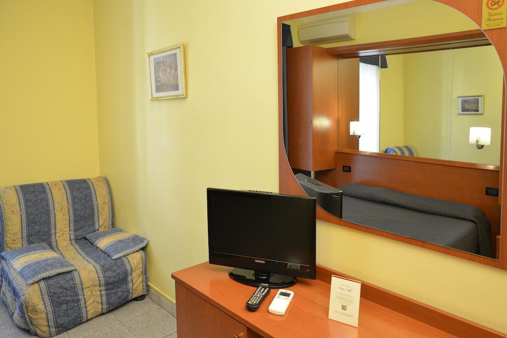 Hotel Aurora Милано Екстериор снимка