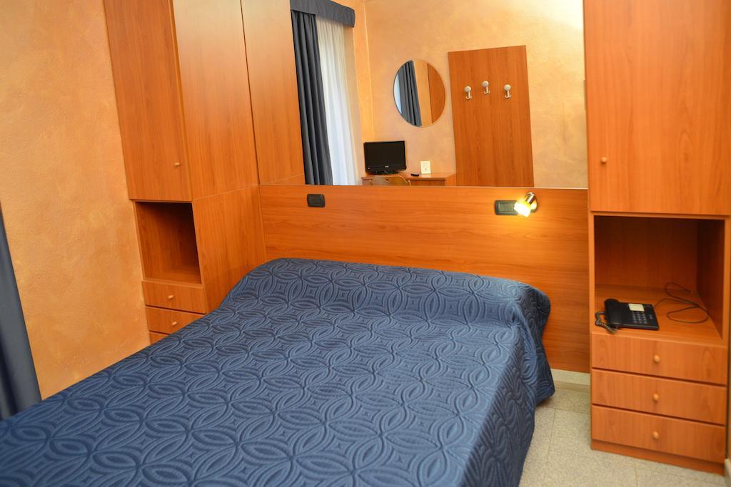 Hotel Aurora Милано Екстериор снимка