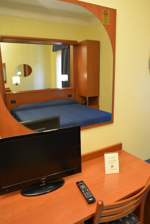 Hotel Aurora Милано Екстериор снимка