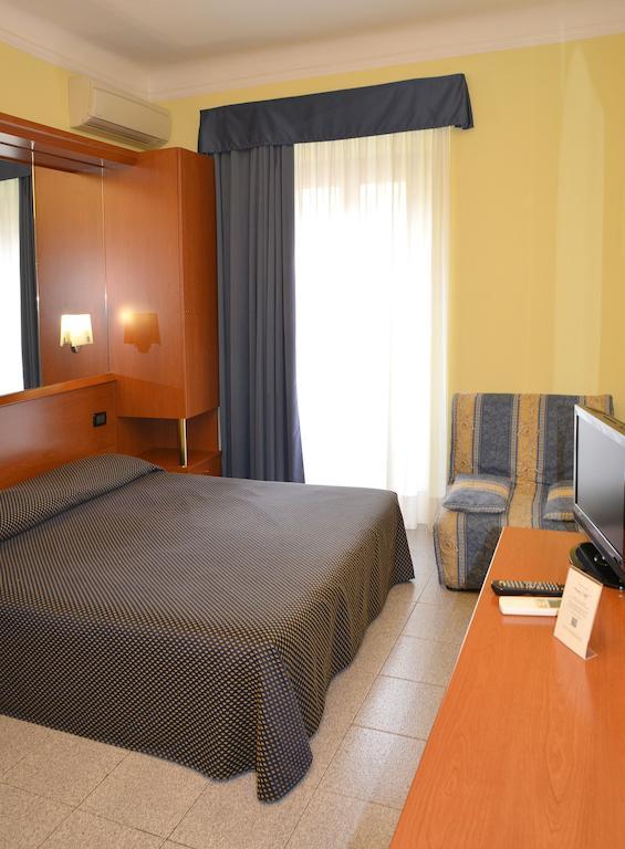 Hotel Aurora Милано Екстериор снимка