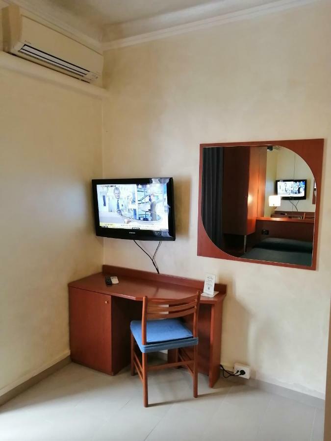 Hotel Aurora Милано Екстериор снимка