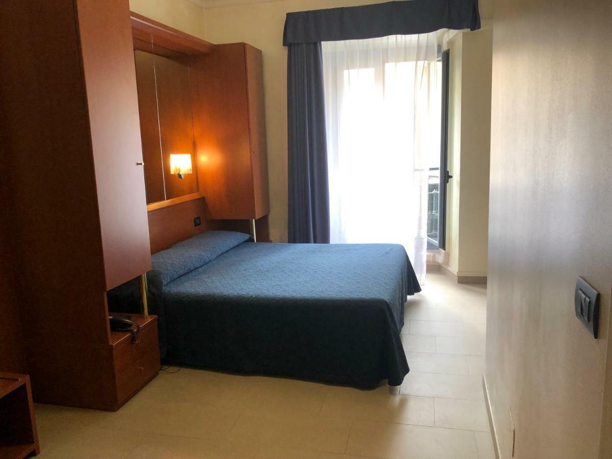 Hotel Aurora Милано Екстериор снимка